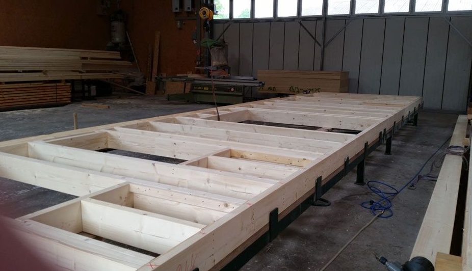 Abgebundene Wandelemente in der Halle